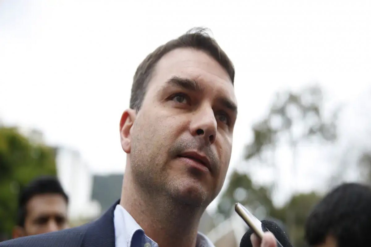 Vídeo: Flávio Bolsonaro revela ter sido sondado por Jair Bolsonaro para vaga no STF