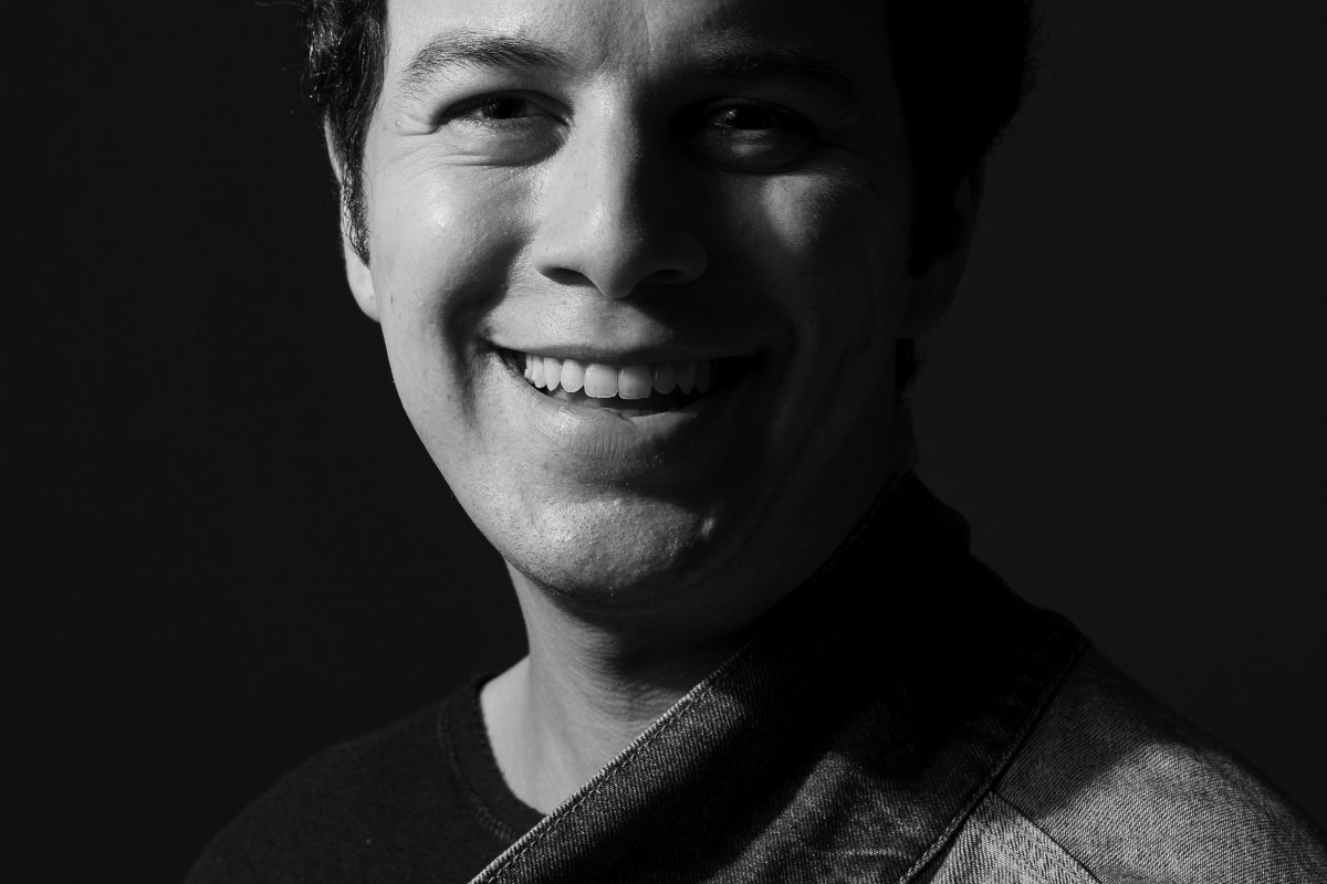 Em entrevista exclusiva, ator Johnnas Oliva fala da relação com o teatro e dos trabalhos no cinema