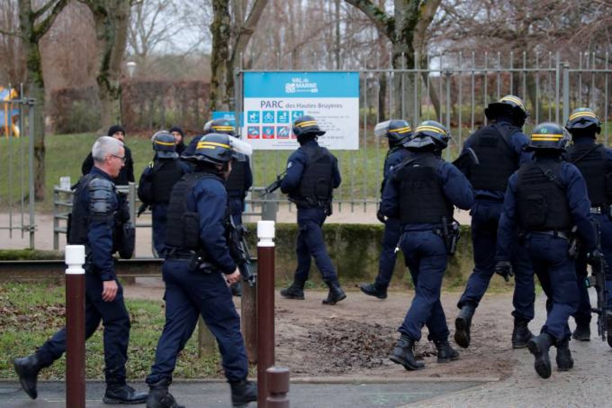 Homem é morto a tiros após matar uma pessoa a facadas na França