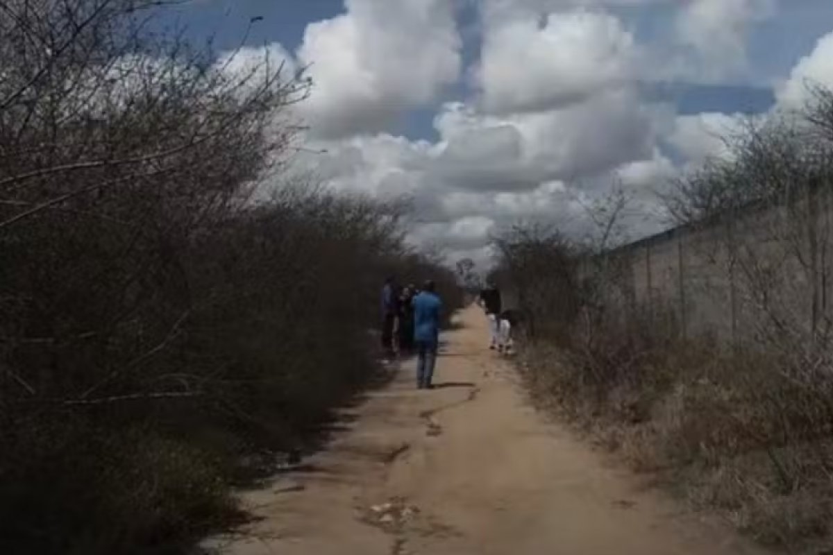 Corpo de mulher é encontrado com diversas marcas de tiros em Feira de Santana