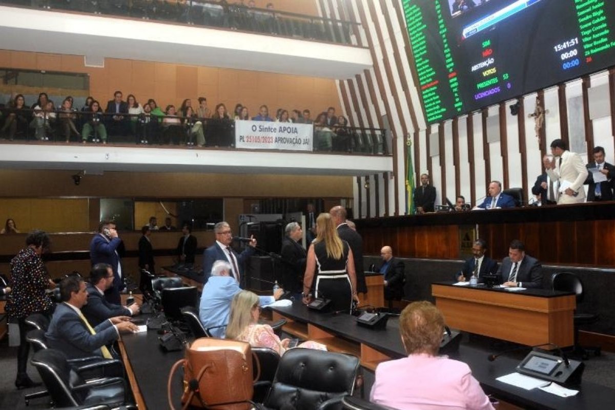 Alba aprova projetos que alteram quadro de cargos e salários do MP e TCE