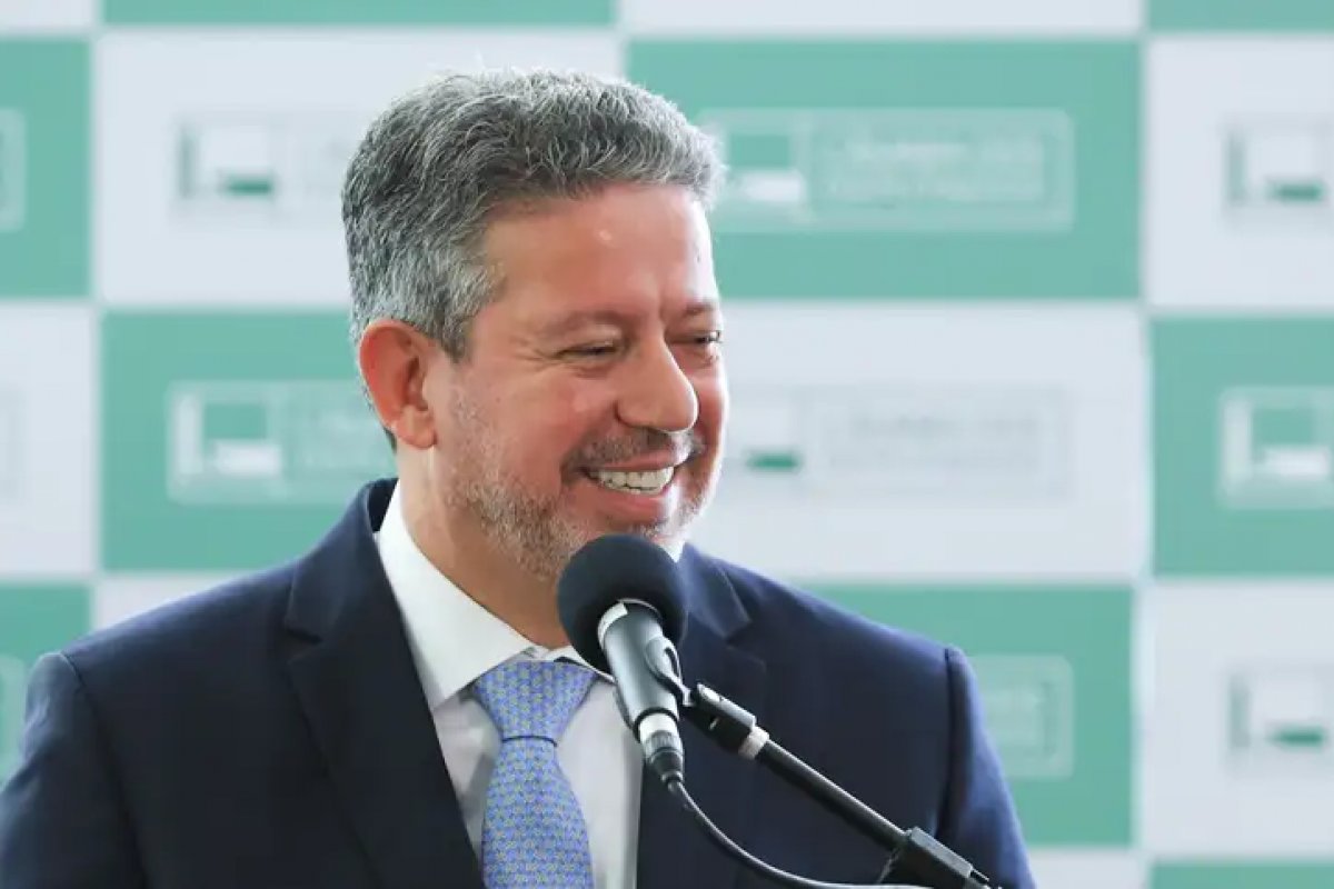 Lira contraria o Planalto e aprova urgência para projeto do novo ensino médio