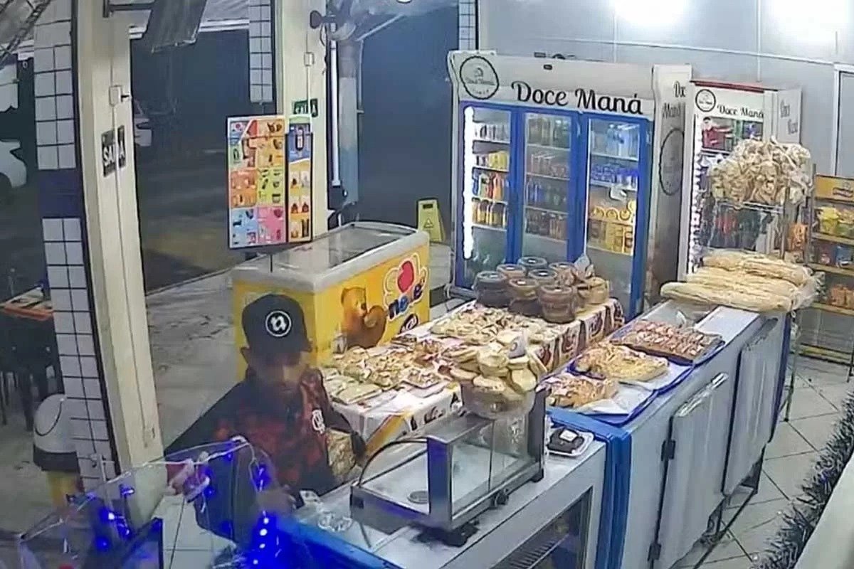 Ladrão rende funcionário e rouba até caixinha de Natal de padaria na Baixada Fluminense
