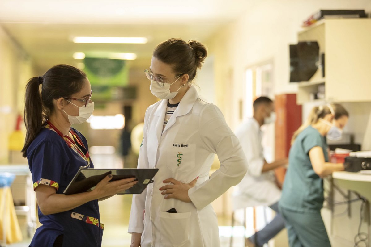 7 em cada 10 mulheres médicas sofreram preconceito no ambiente de trabalho