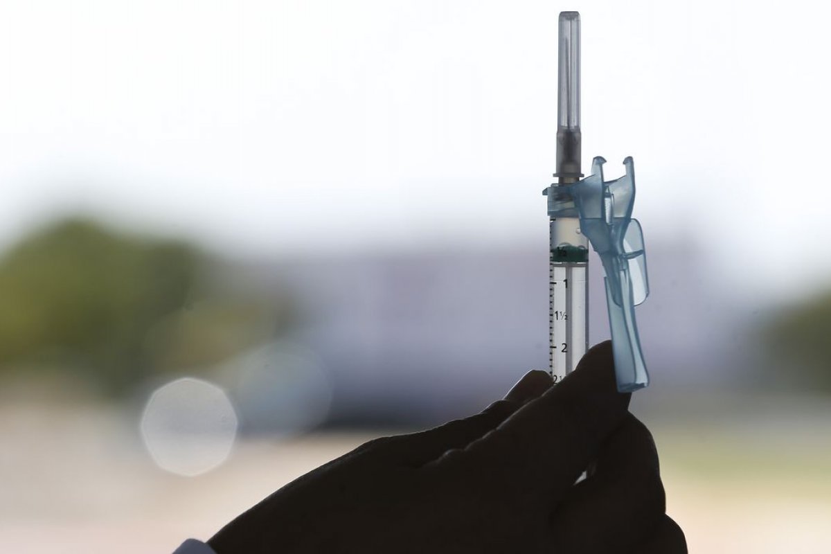 Vacina da Covid reduz risco de morte, mesmo com queda de anticorpos após 6 meses, diz estudo