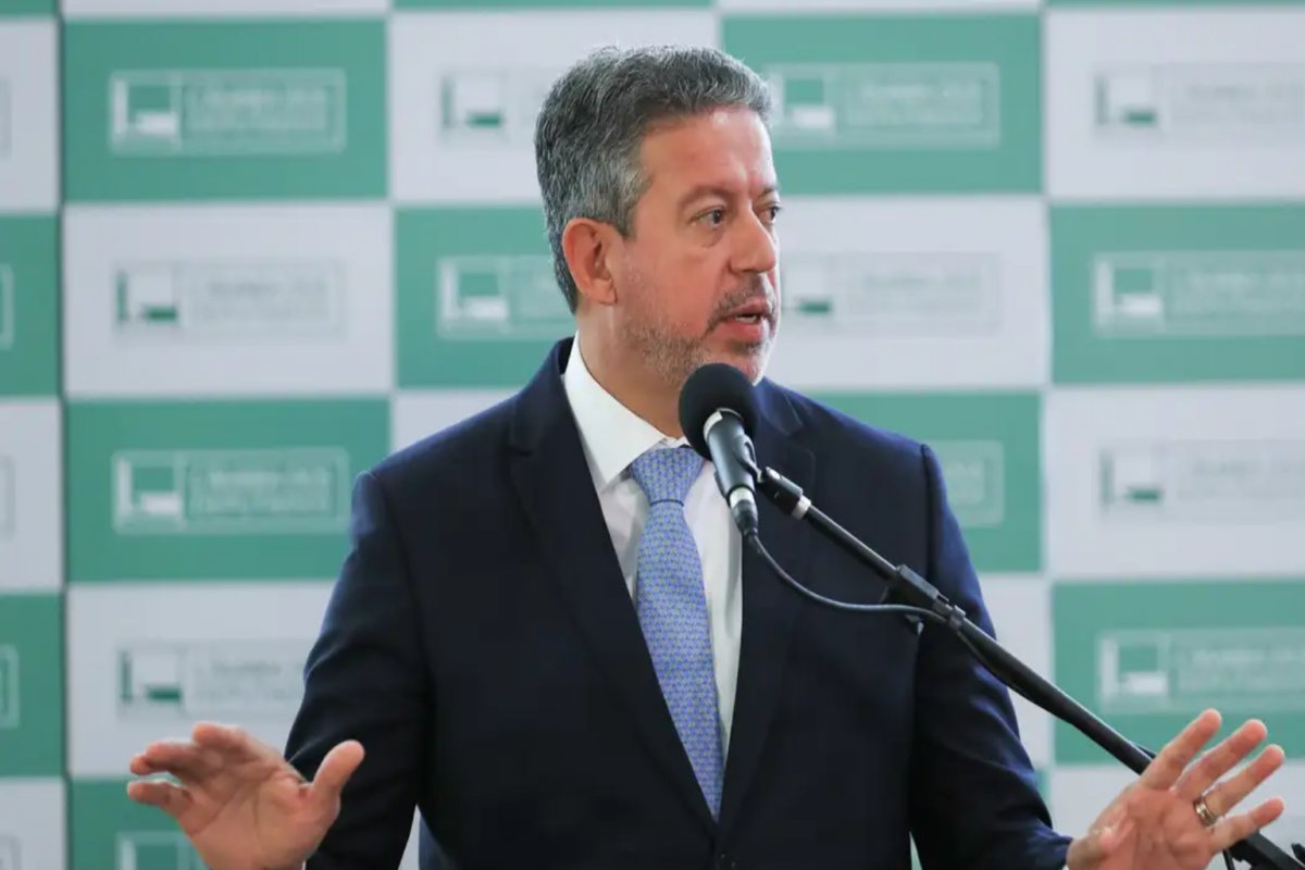 "Embora não seja um sistema perfeito, é o sistema possível", diz Lira sobre reforma tributária