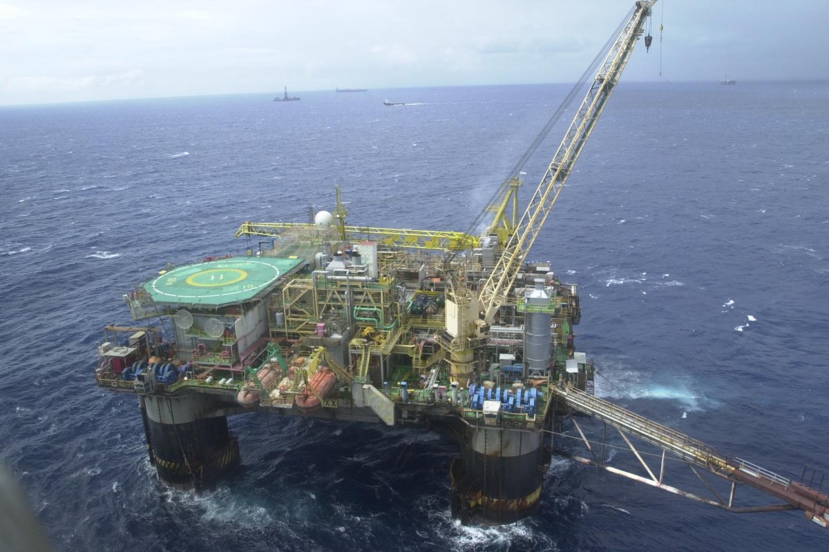 Petróleo fecha em alta de 3,6% com tensão entre Irã e EUA