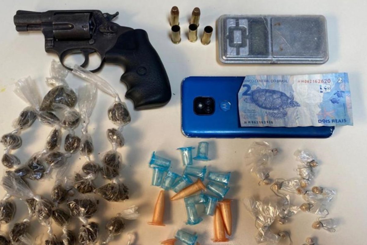 Polícia apreende arma de fogo e drogas durante operação em Salvador