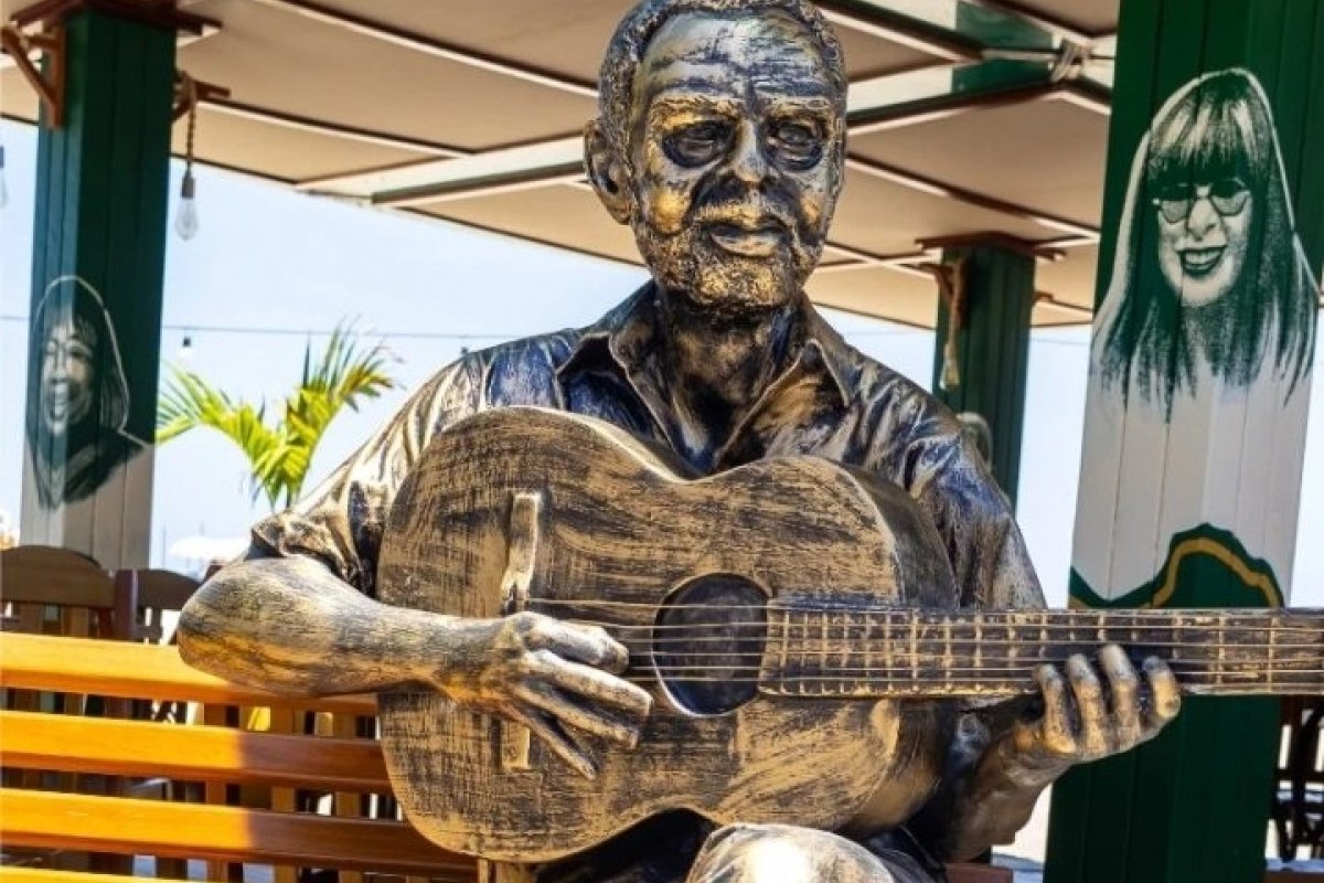 Gilberto Gil ganha estátua em sua homenagem na praia de Copacabana!
