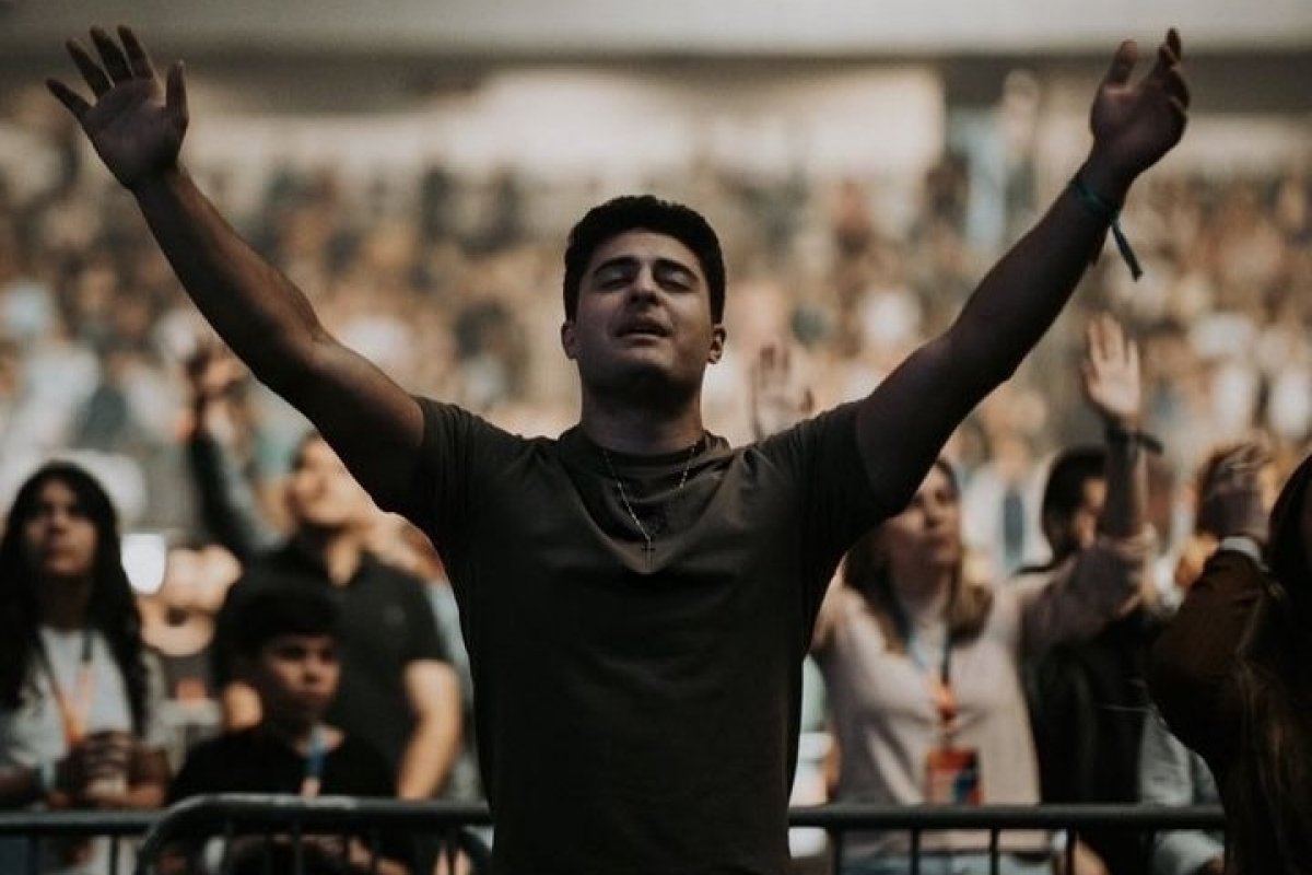 Filho de Elaine Mickely e Cesar Filho, lidera culto para jovens em igreja de São Paulo!