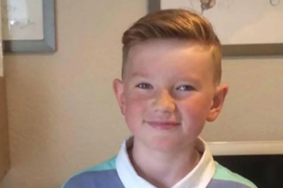 Jovem britânico desaparecido por seis anos retorna ao Reino Unido