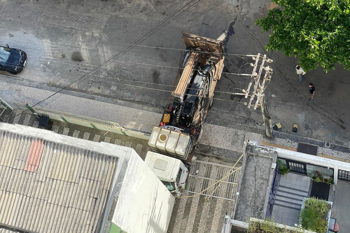Caminhão desgovernado invade prédio na Pituba