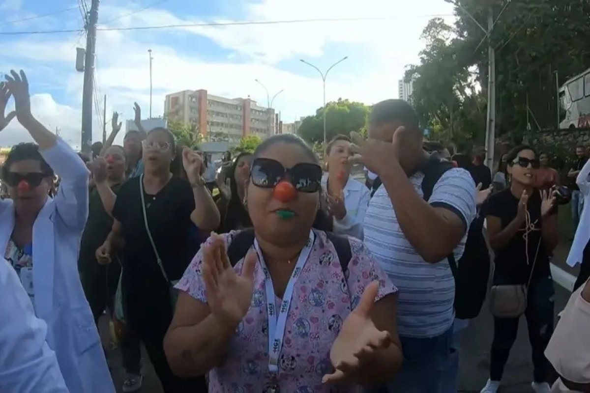 Usando nariz de palhaço, enfermeiros protestam e cobram pagamento do piso salarial