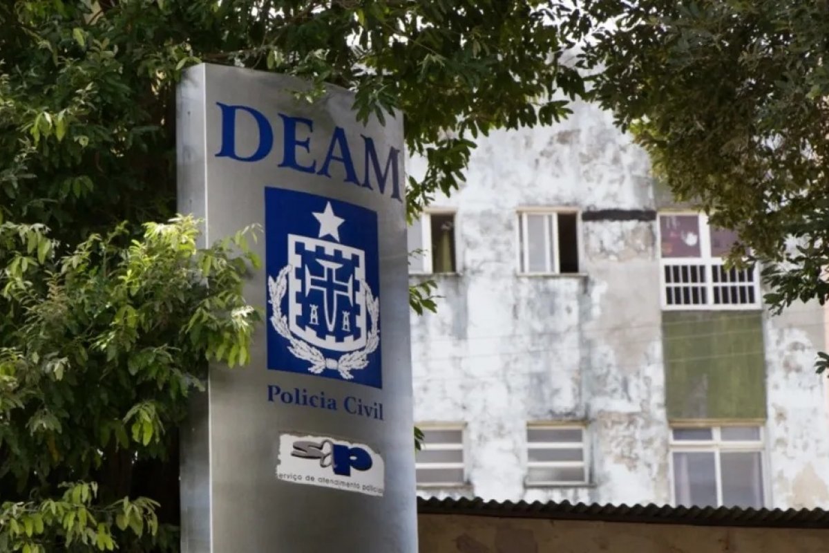 Homem é preso em flagrante por atirar na companheira no bairro de Periperi