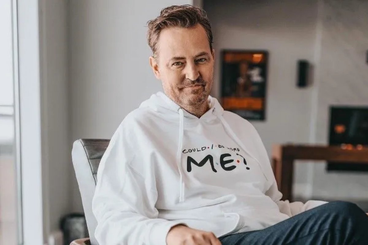 Ex-namorada de Matthew Perry pede aprofundamento nas investigações sobre morte do ator