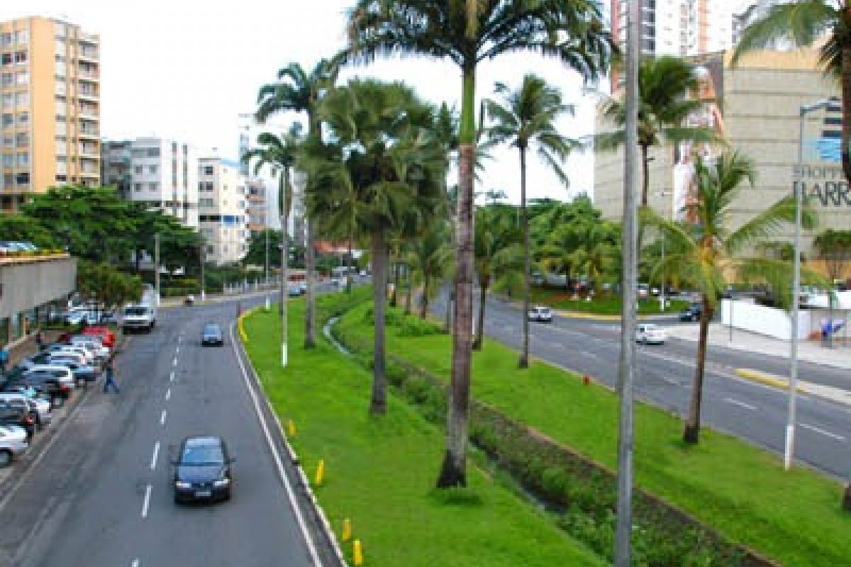 Homem fica ferido após moto bater em carro na Avenida Centenário, em Salvador