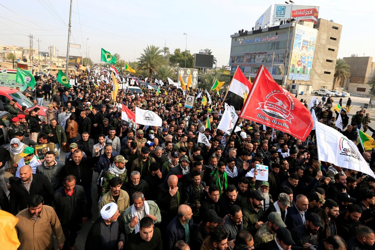 Funeral de general iraniano morto em ataque dos EUA é acompanhado por milhares de Iraquianos