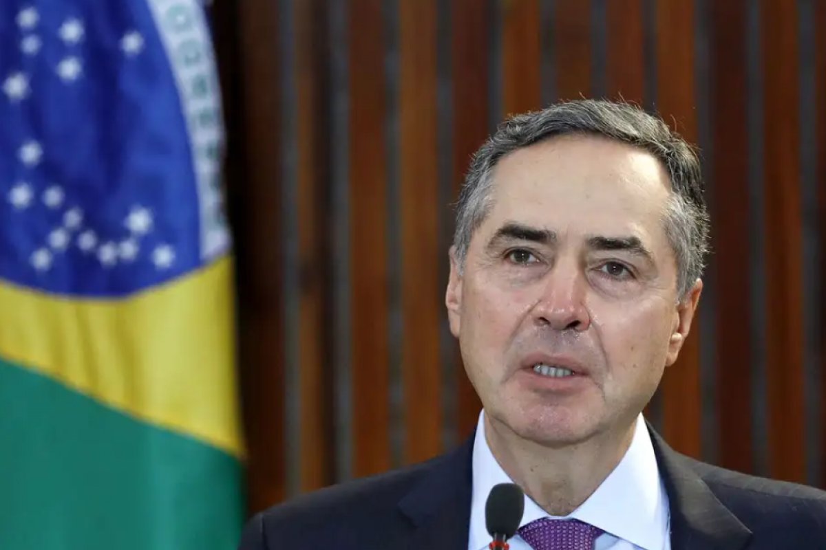 Decisões sobre atos de Poderes devem ser levadas a plenário do STF, diz Barroso