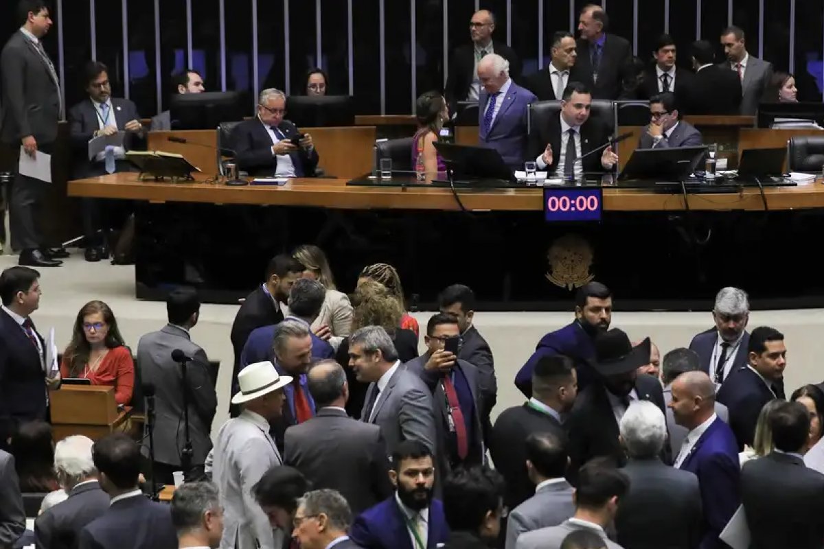 Oposição propõe restrições em gastos governamentais com ações que extinguam "família tradicional"