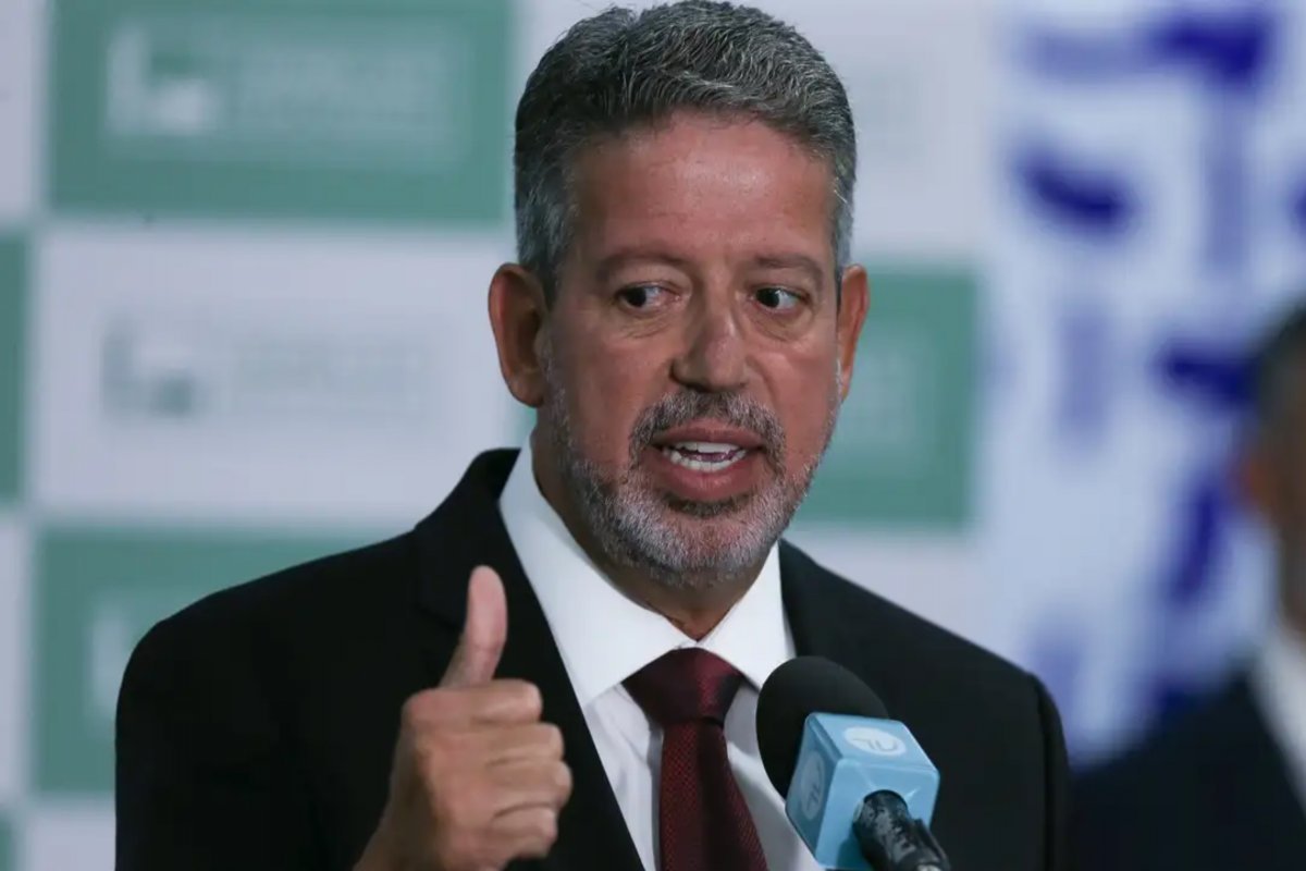 Arthur Lira destaca regulamentação da IA como pauta prioritária para 2024