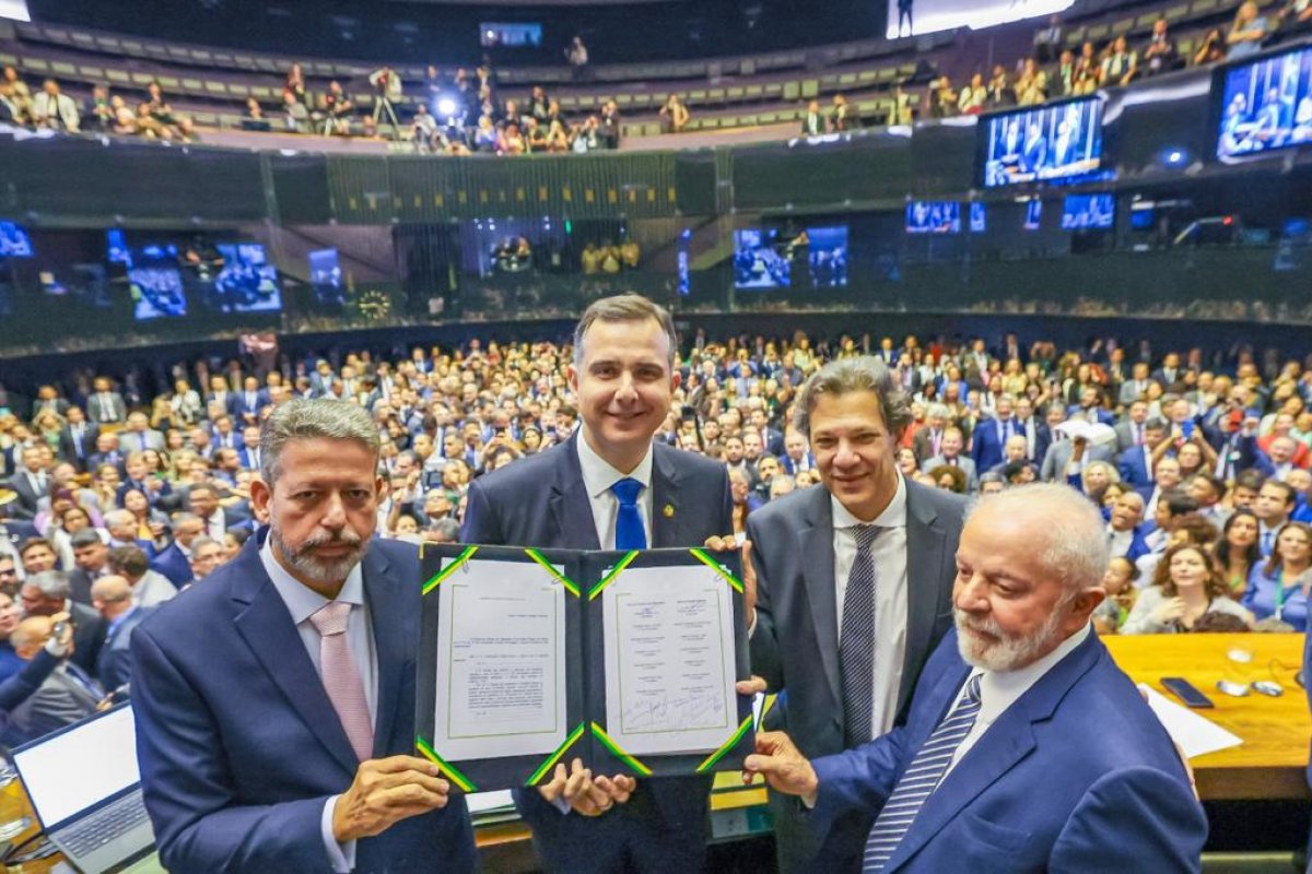 Vídeo: Lira dá bronca em oposição e pede respeito após vaias a Lula