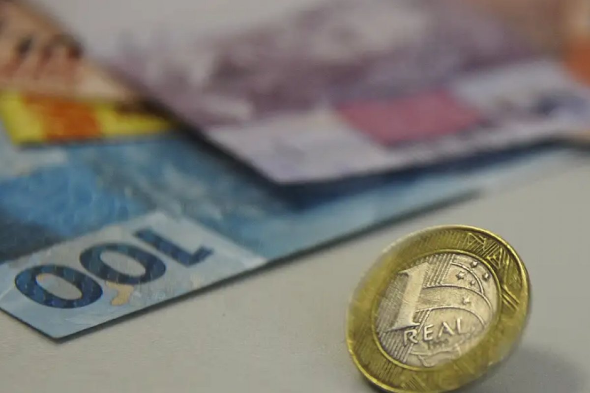 Governo deve reajustar salário mínimo para R$ 1.412 em 2024