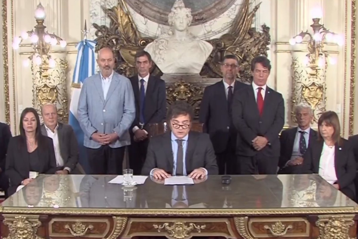 Milei anuncia 'megadecreto' com mais de 300 medidas de desregulação da economia