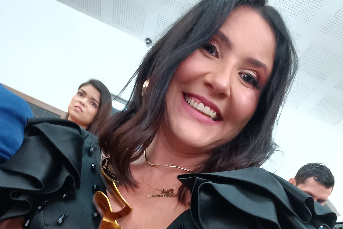 Assessora de Imprensa Lidi Nascimento recebe Prêmio Medalha de Ouro à Qualidade do Brasil !
