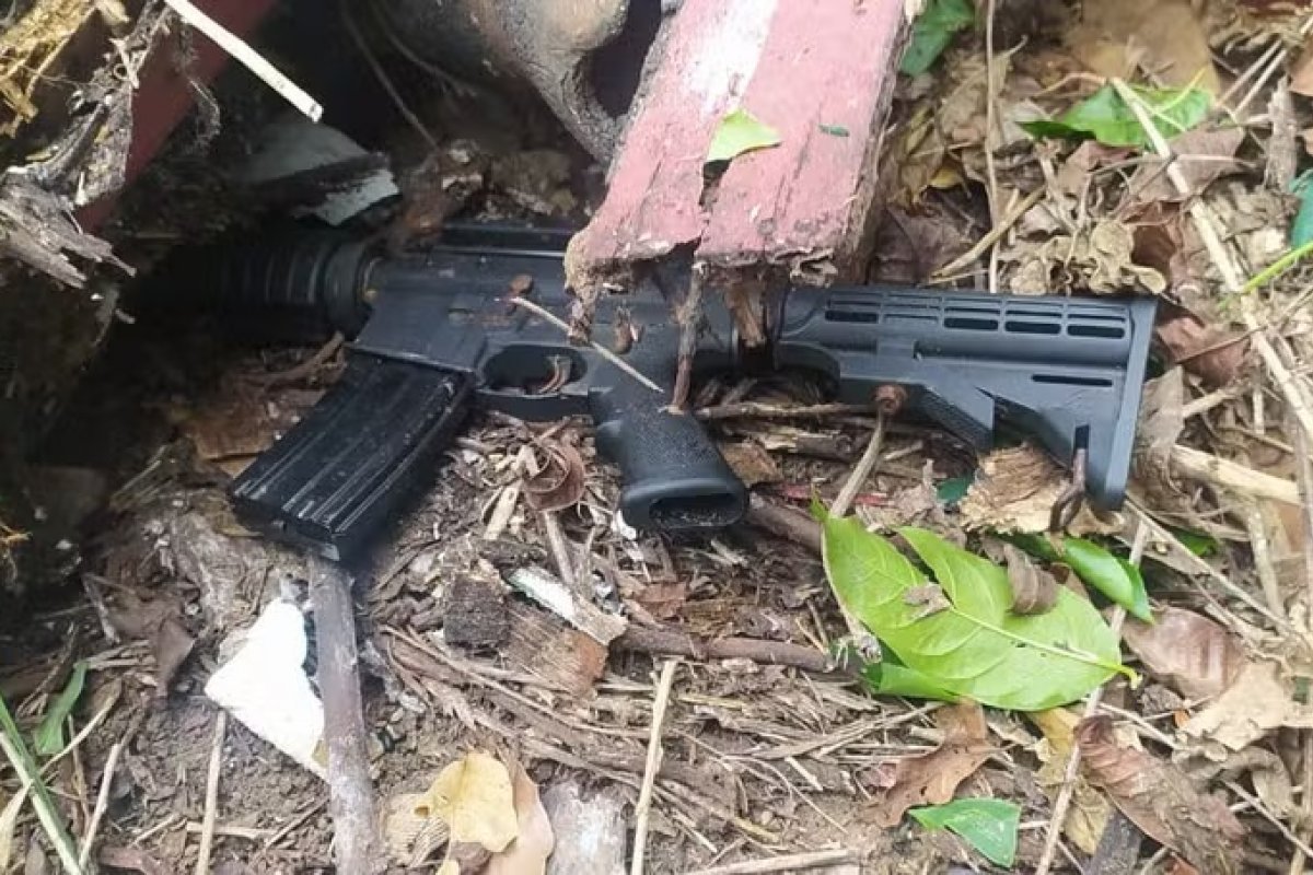 Polícia localiza fuzil, facão e celulares em matagal ao lado de presídio em Salvador