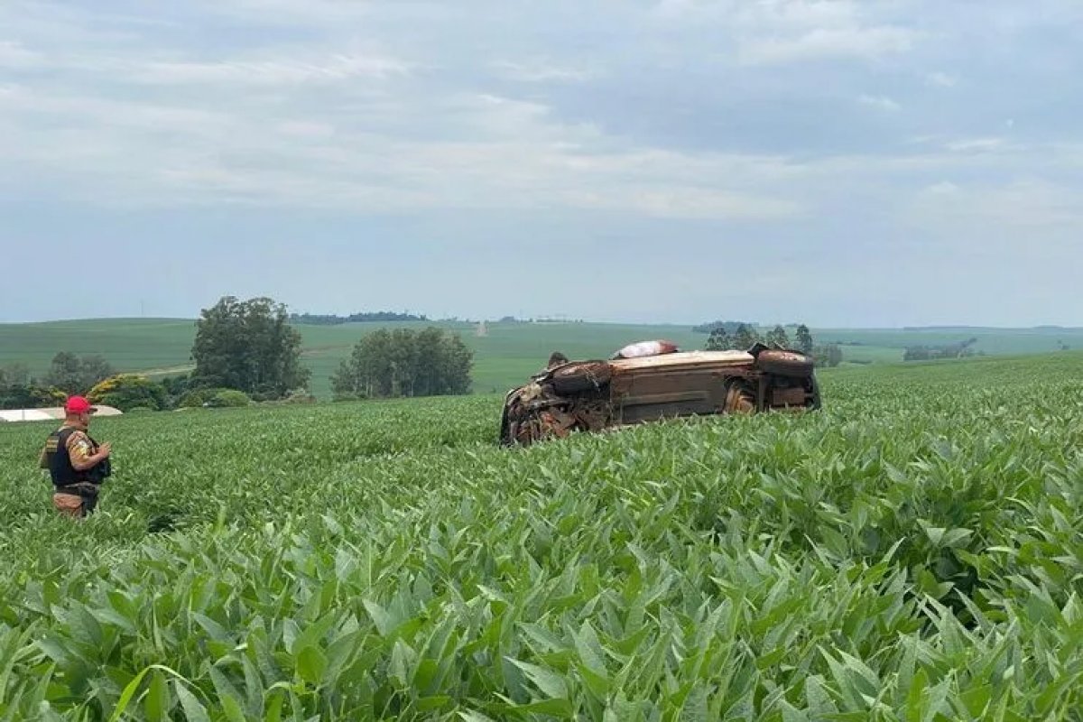 Idoso de 64 anos morre após perder o controle e capotar carro no Paraná