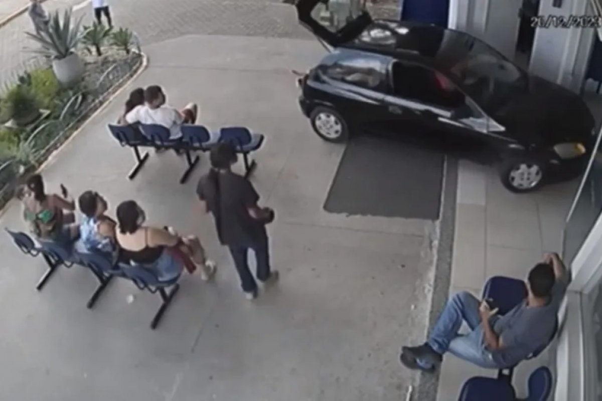 Vídeo: mulher invade hospital com carro após transporte da SAMU ser negado
