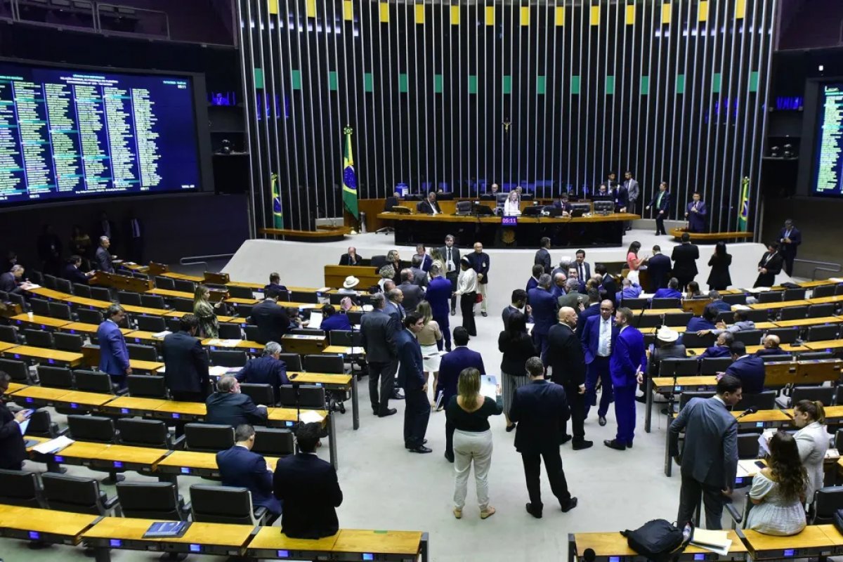 Oposição pede cassação de mandato de Quaquá após agressão em colega no plenário