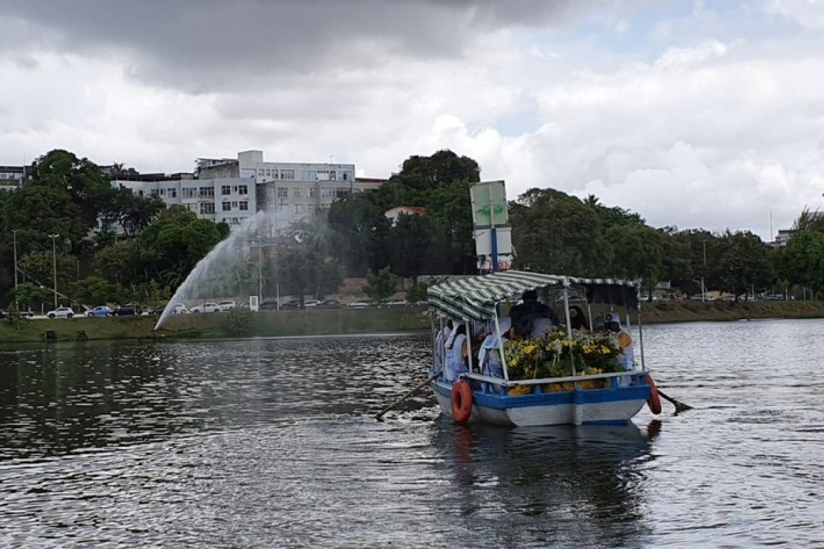 'Presente de Oxum' é entregue por integrantes do Filhos de Gandhy no Dique do Tororó