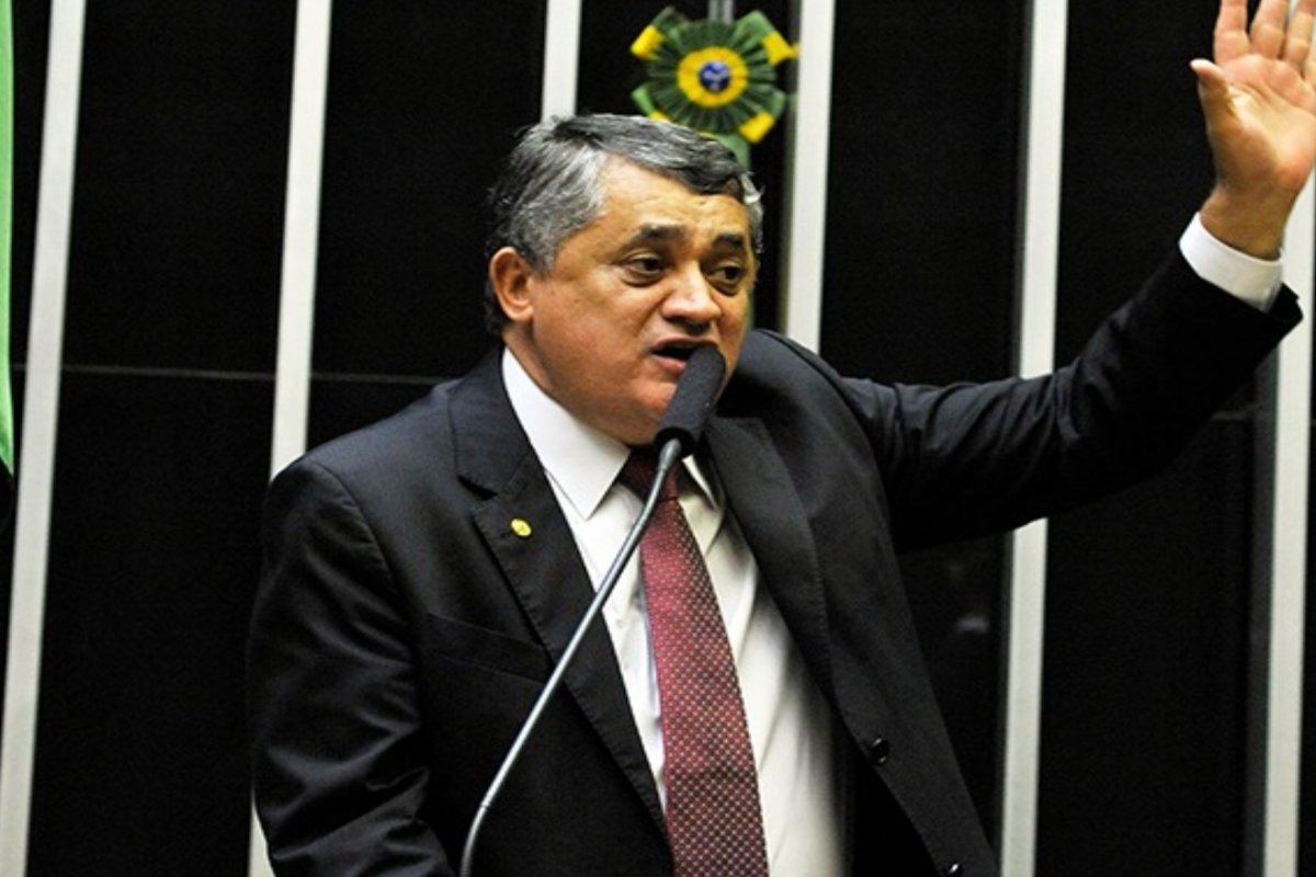 Líder do governo afirma que PL das fake news será prioridade em 2024