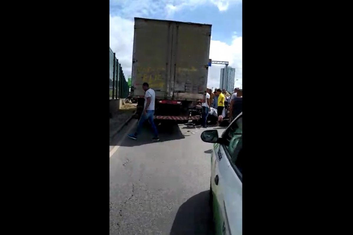 Motociclista fica ferido ao bater em caminhão em Salvador