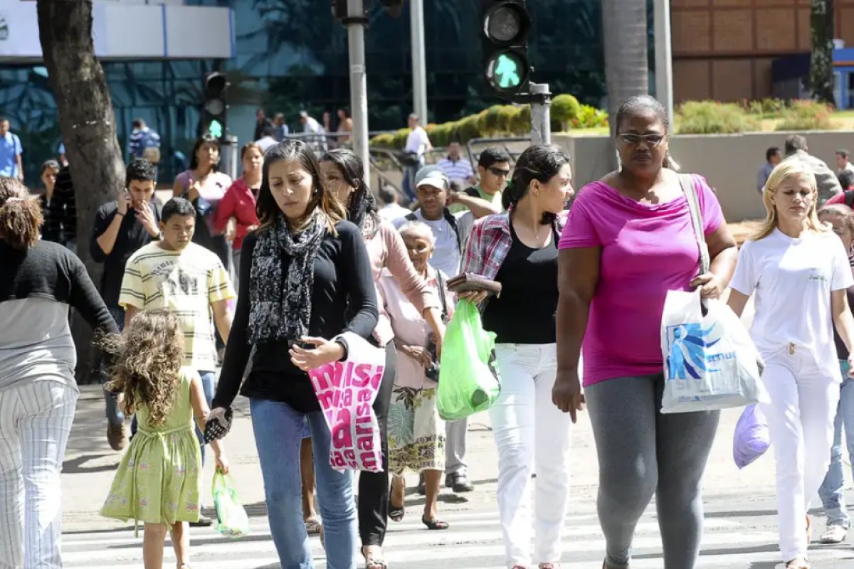 Censo 2022: População de 15 a 29 anos é a que menos se identifica como branca