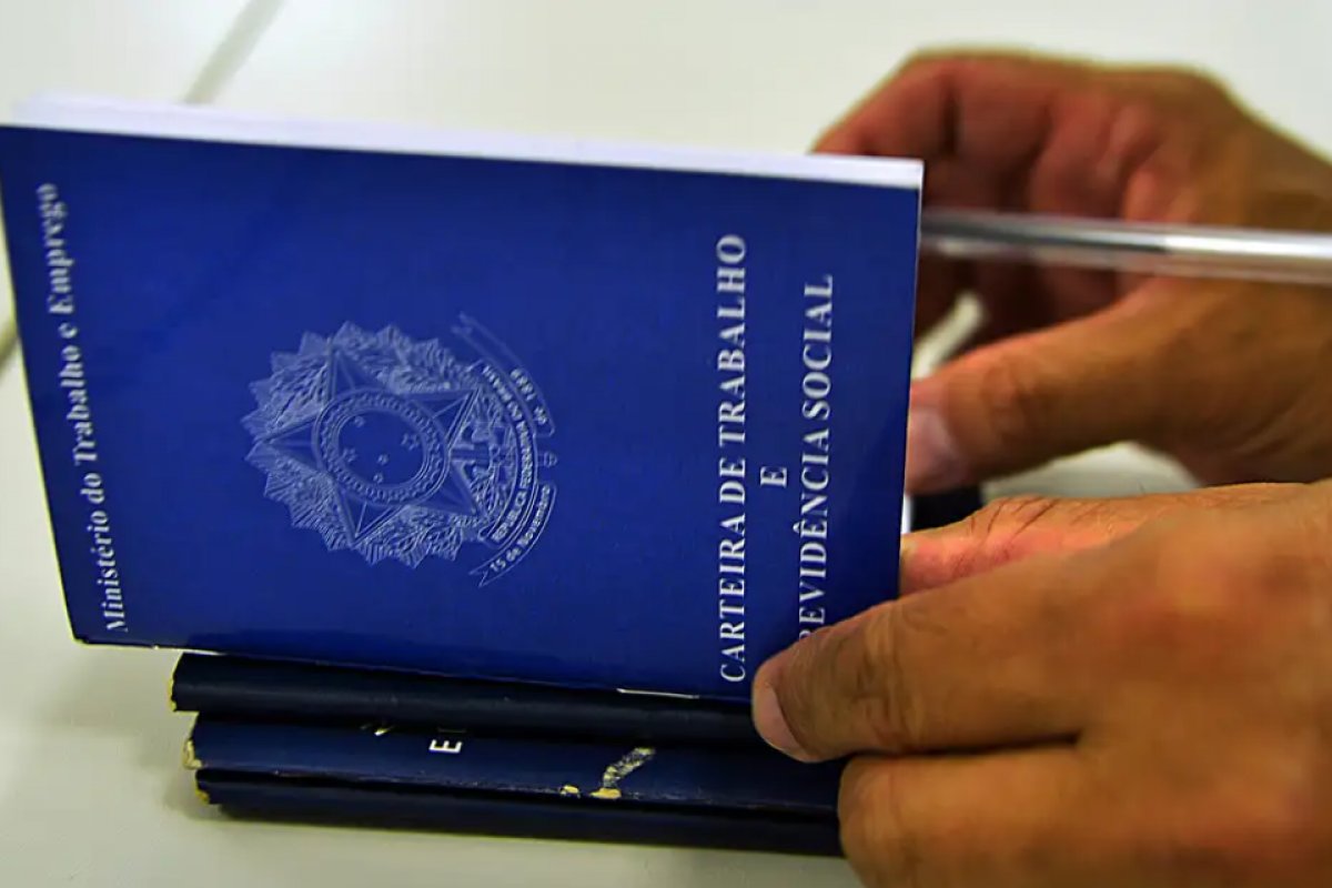 Mercado de trabalho deve pisar no freio em 2024, após reação em 2023, dizem analistas