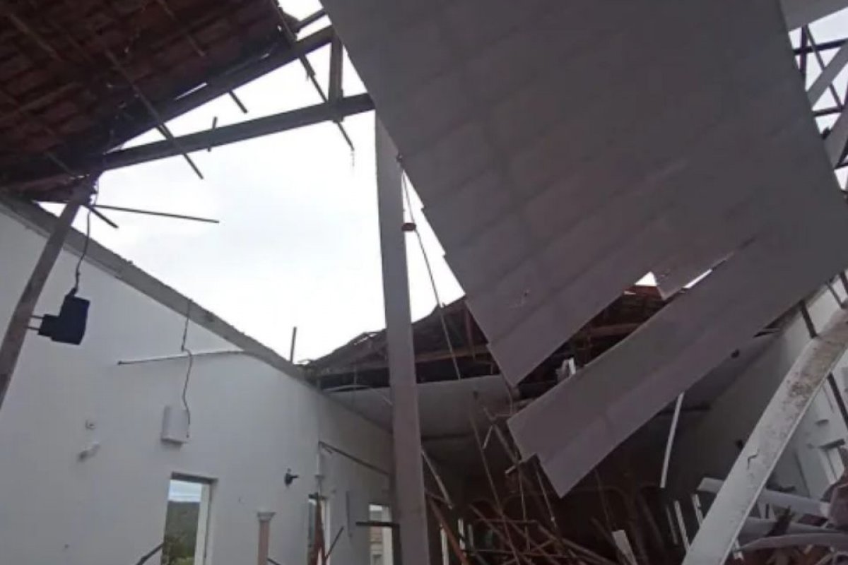 Teto de igreja desaba e deixa feridos durante celebração em MG