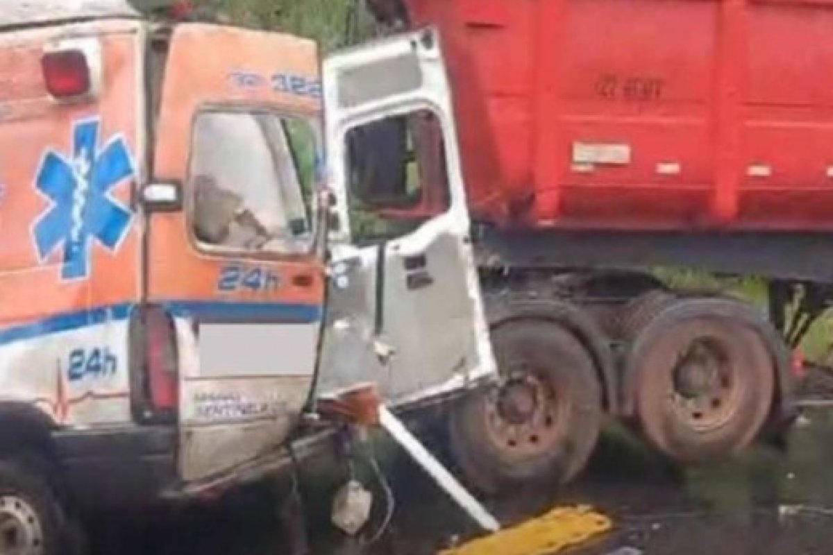 Acidente com ambulância em MG deixa 5 mortos