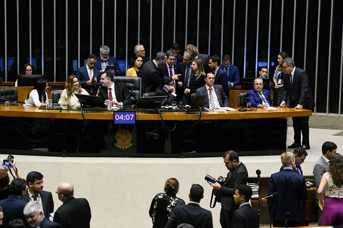 Congresso aprova emendas e fundão eleitoral turbinados e esvazia poder de ministro de Lula