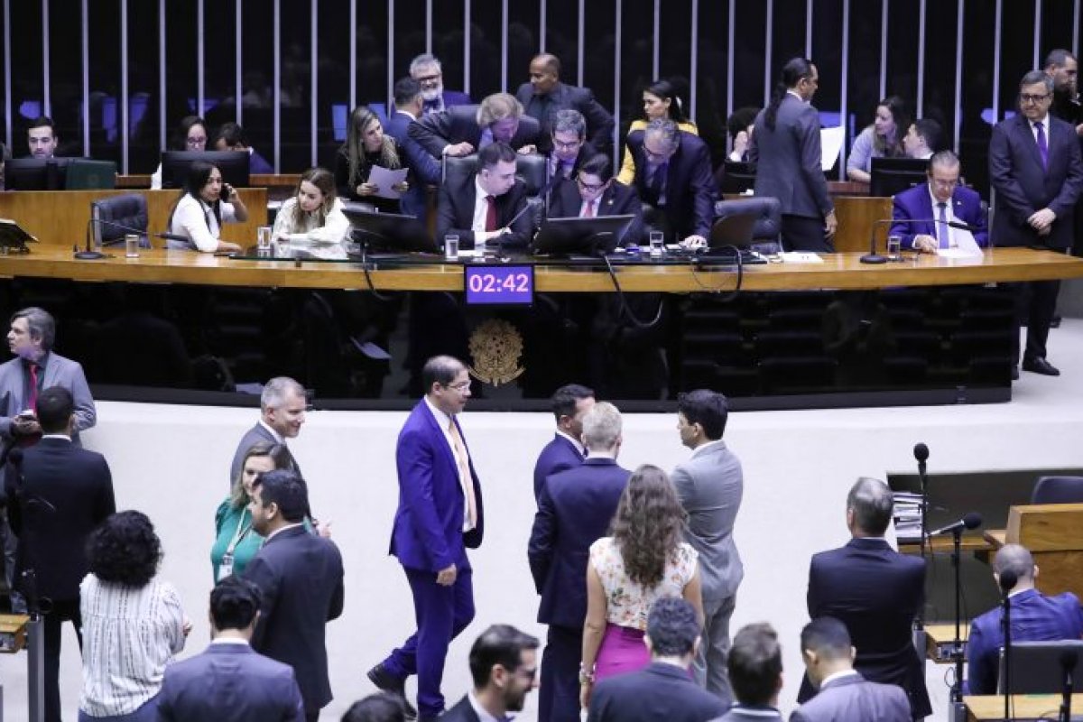 Congresso aprova Orçamento de 2024 com déficit zero e corte no PAC