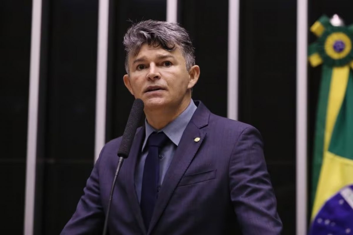 Deputado propõe porte de arma a parlamentares após tapa no plenário da Câmara