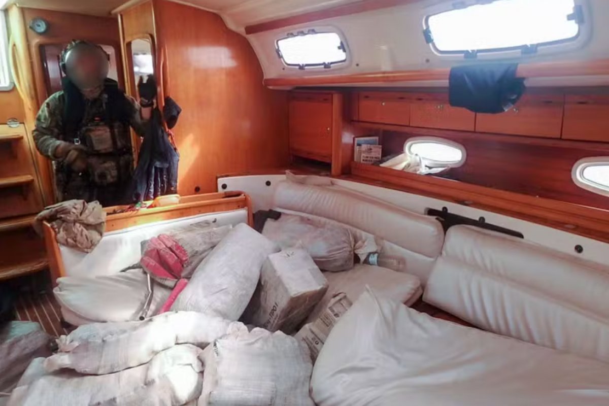 Trio é preso em iate no Atlântico com 1,2 tonelada de cocaína