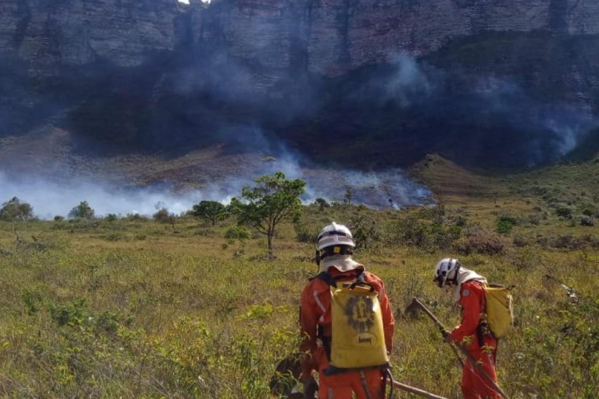 Operação de combate a incêndios florestais mobiliza 150 bombeiros