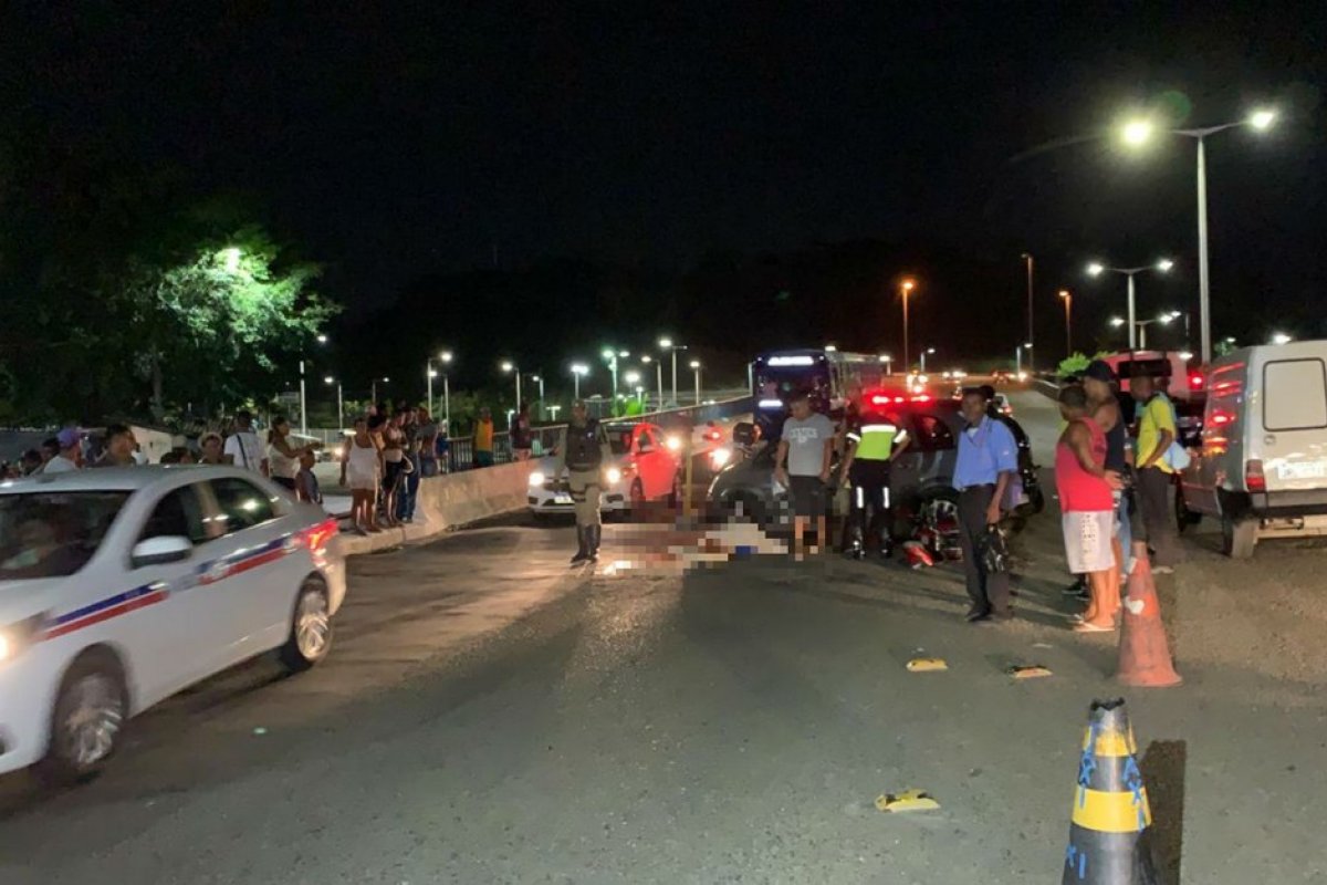Motociclista morre após bater em carro no viaduto da Av. Luís Eduardo Magalhães, em Salvador
