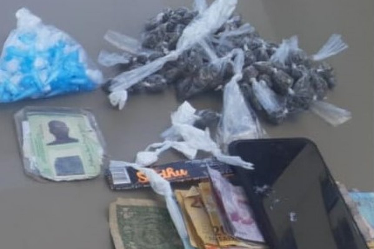 Polícia prende três homens com drogas no Engenho Velho da Federação