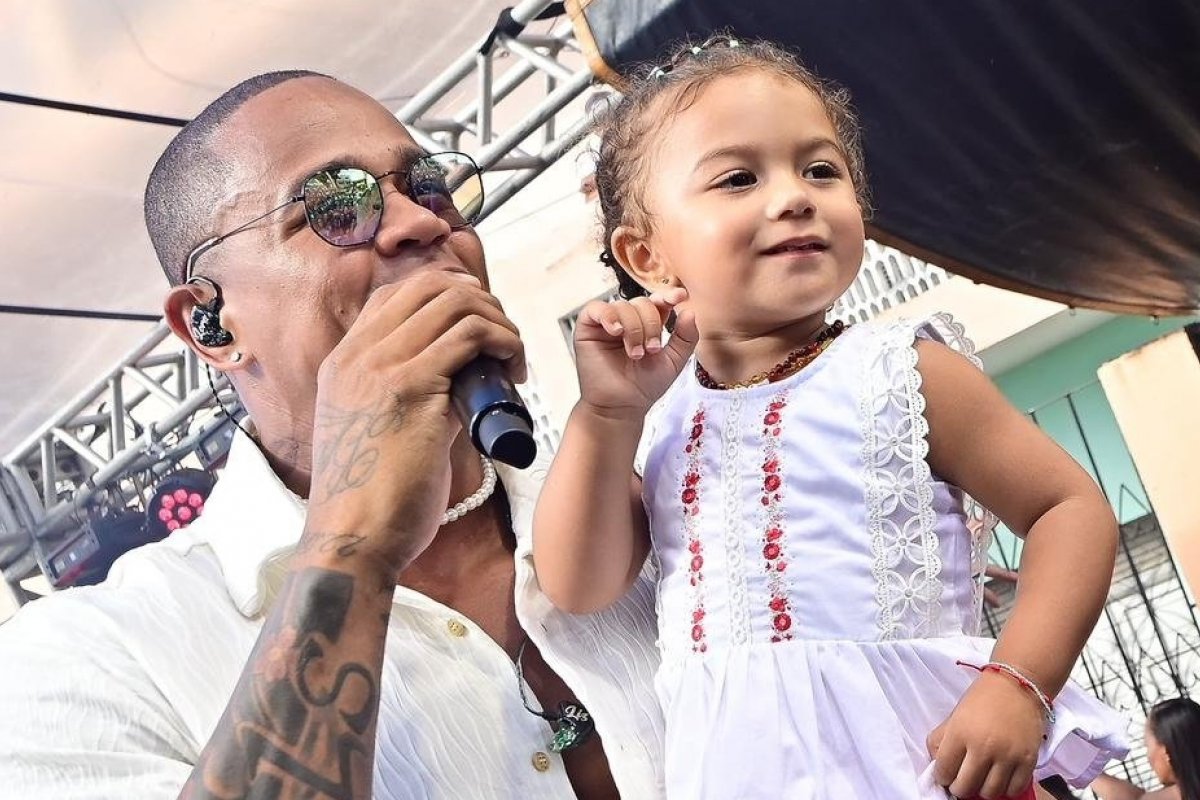 Leo Santana presenteia sua comunidade da Boa Vista do Lobato com show exclusivo de Natal e apresenta sua filha no palco!