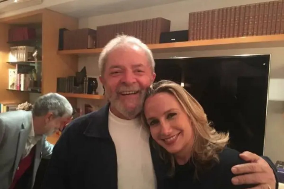 Caroline Proner, esposa de Chico Buarque, é nomeada para Comissão de Ética Pública da Presidência