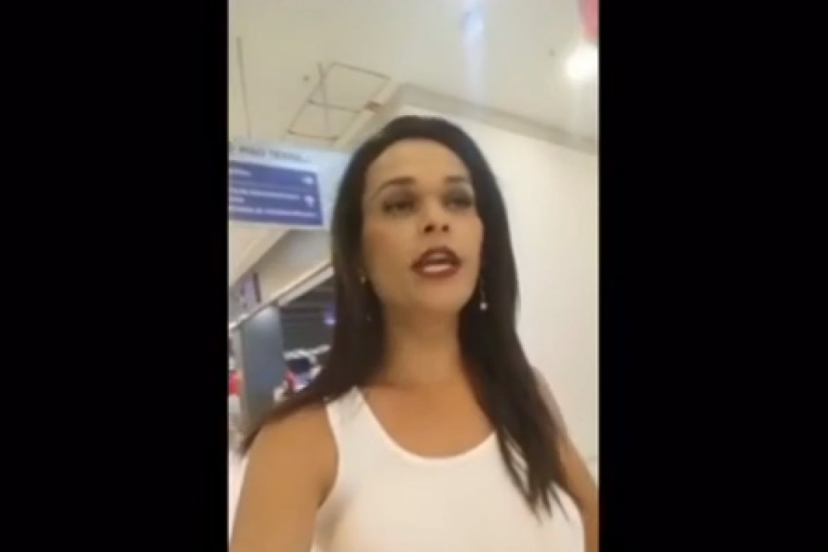 Travesti denuncia shopping onde foi impedida de usar o banheiro feminino