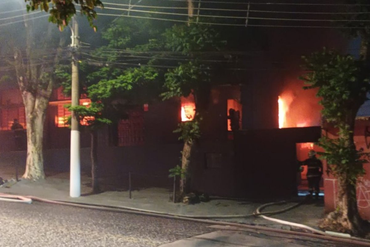 Fábrica de tecido é atingida por incêndio de grandes proporções em São Paulo